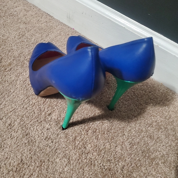 Stuart Weizmann blue and green shoes size 8.minor scratch on back of heels - Picture 5 of 7